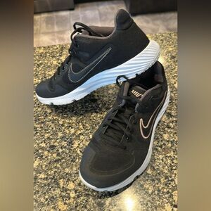 Nike Women's Alpha Huarache Turf 7.5